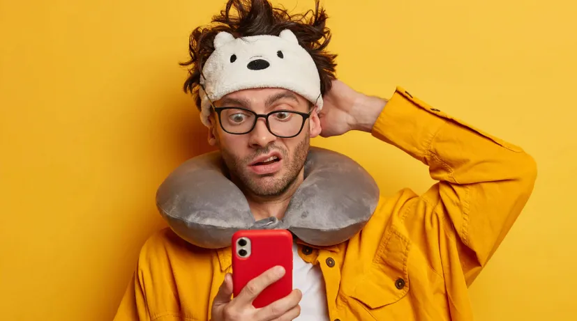 muž, který se dívá do mobilu a přijde si, že zas o něco přišel