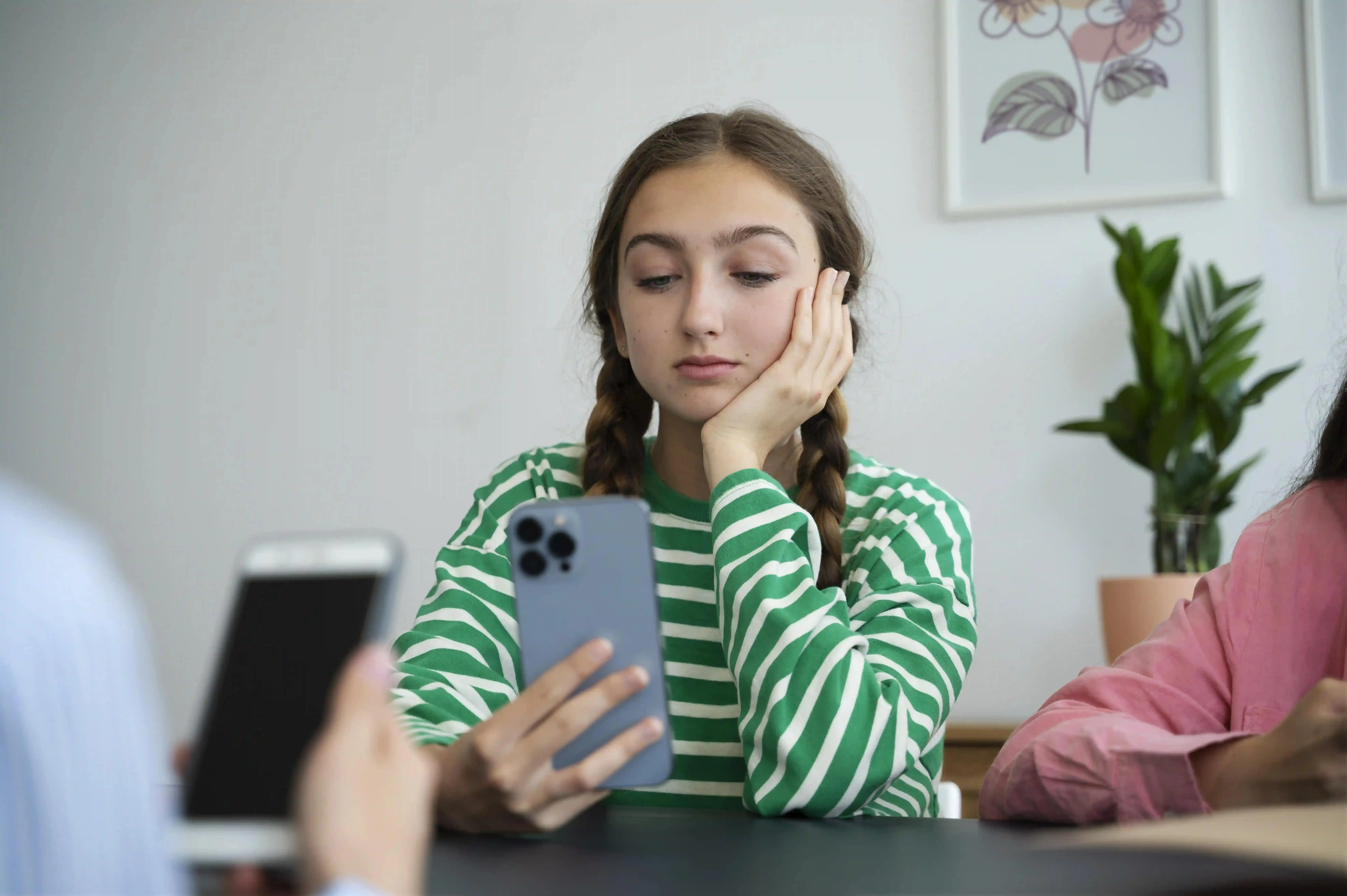 mladá dívka smutně sleduje sociální sítě