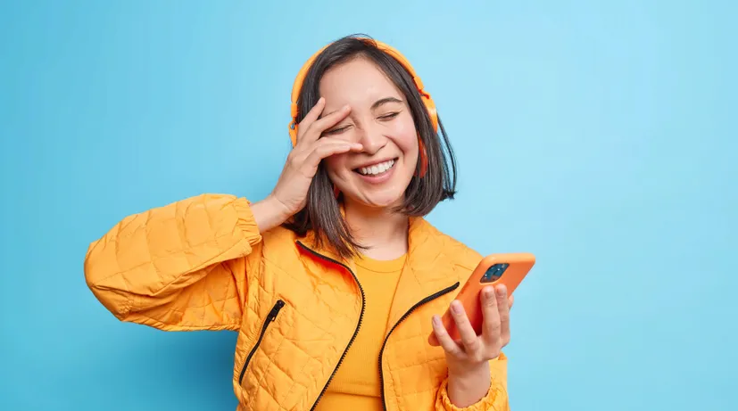 dívka poslouchá podcast ve sluchátkách