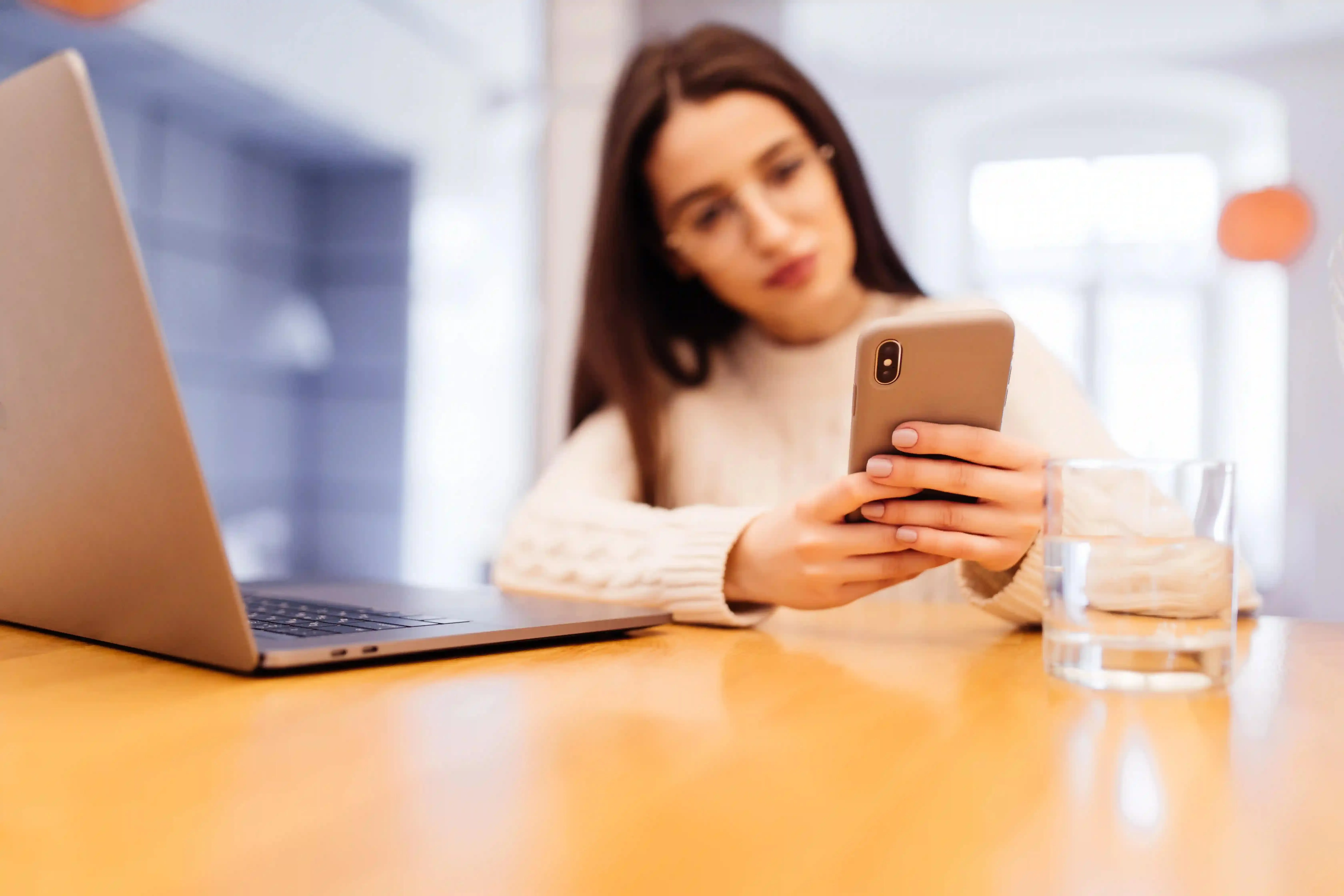 dívka odepisuje na zprávu na mobilu