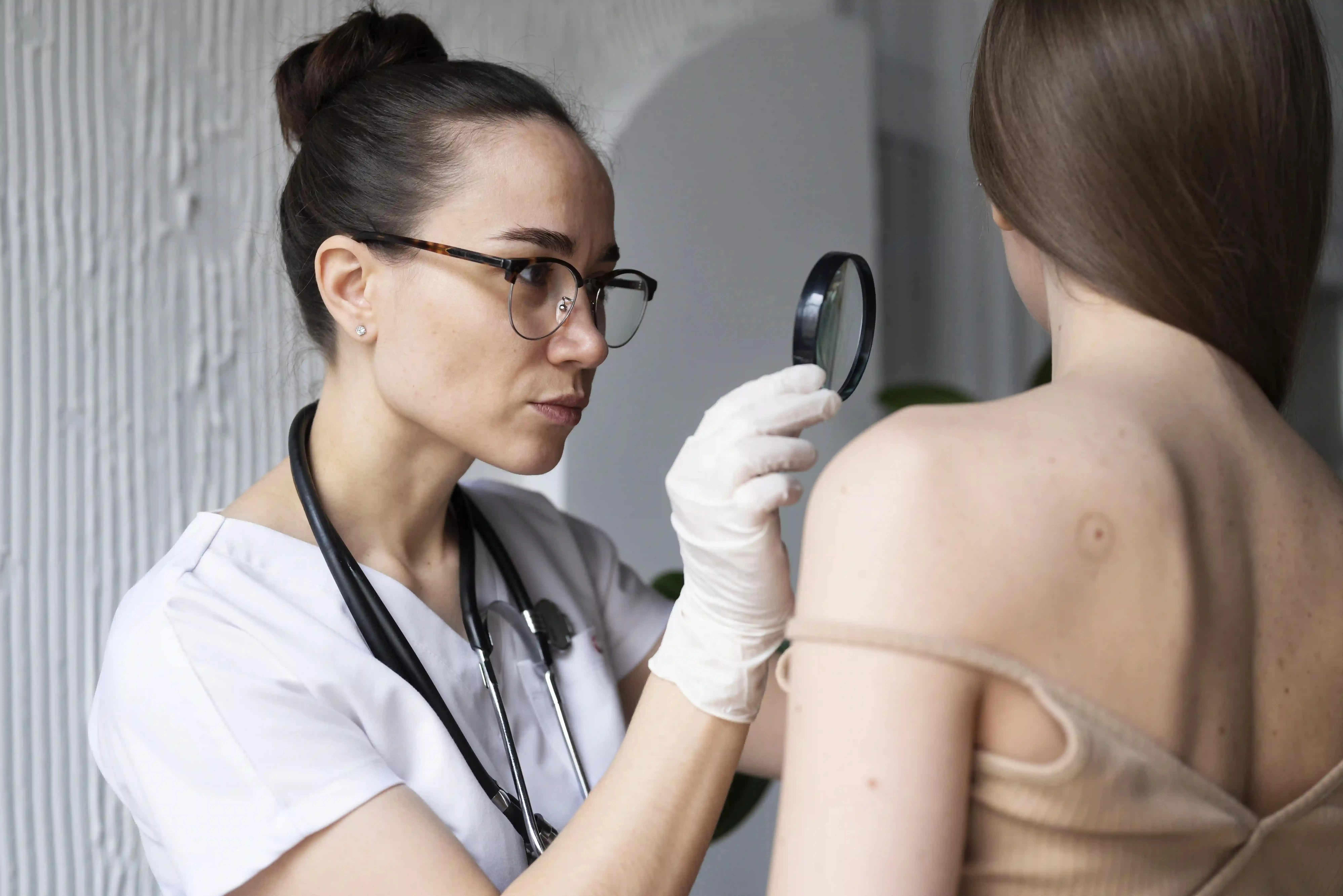 dívka u dermatoložky