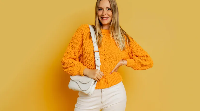 dívka v sytém svetříku v oranžové barvě