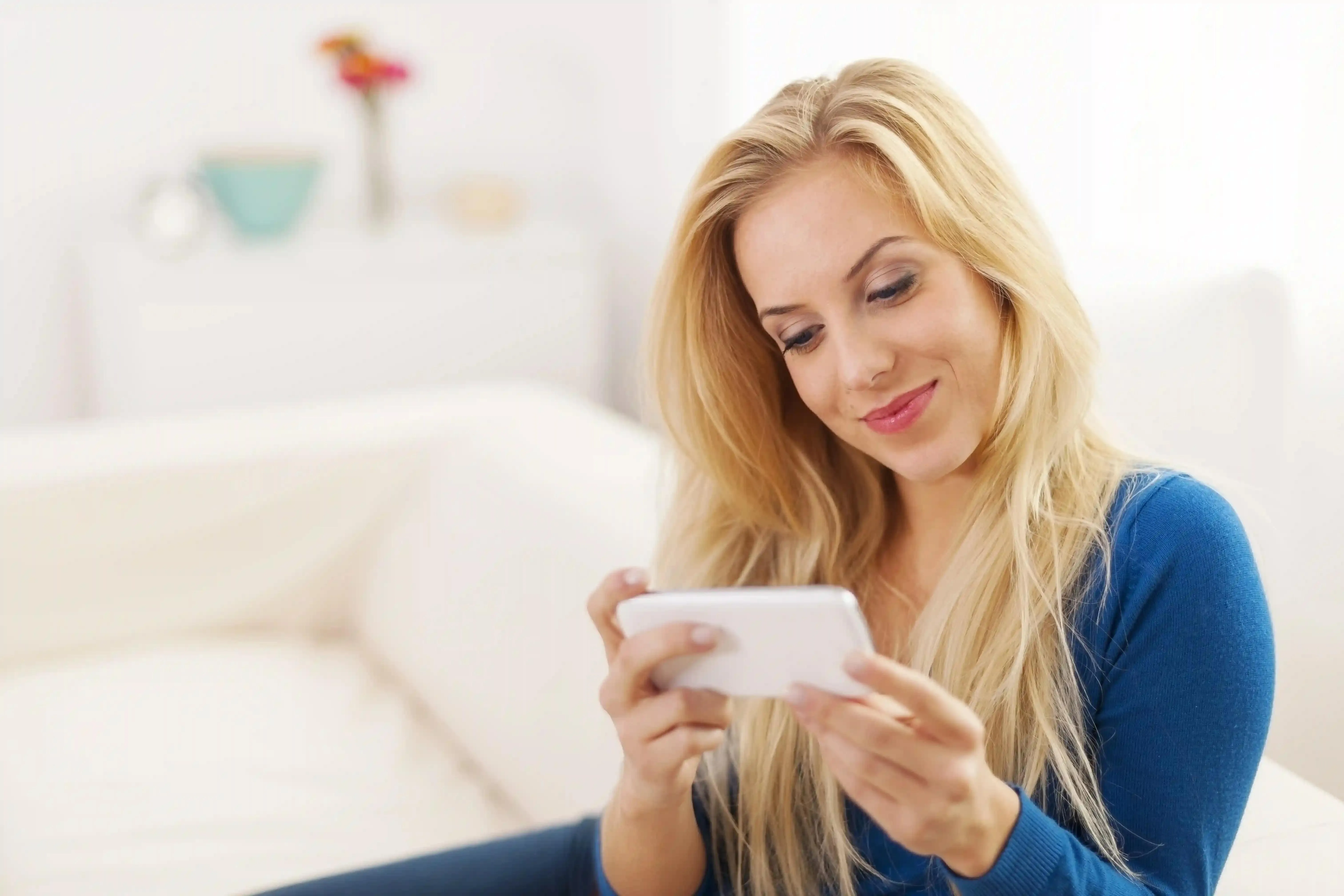 žena se usmívá na telefon