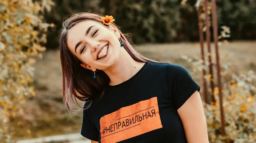 usměvavá dívka před parkem