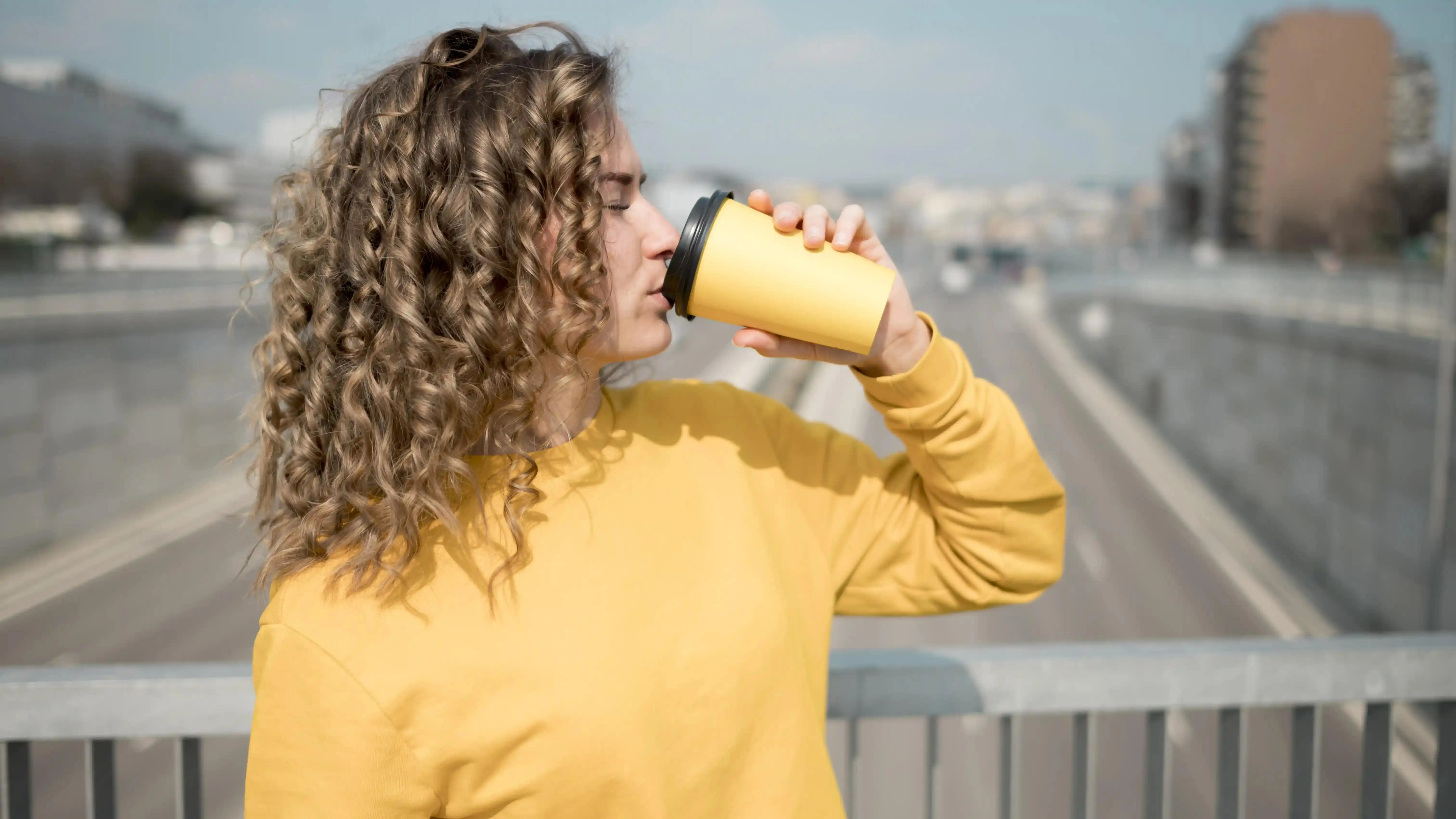 žena si dává další kávu cestou do práce