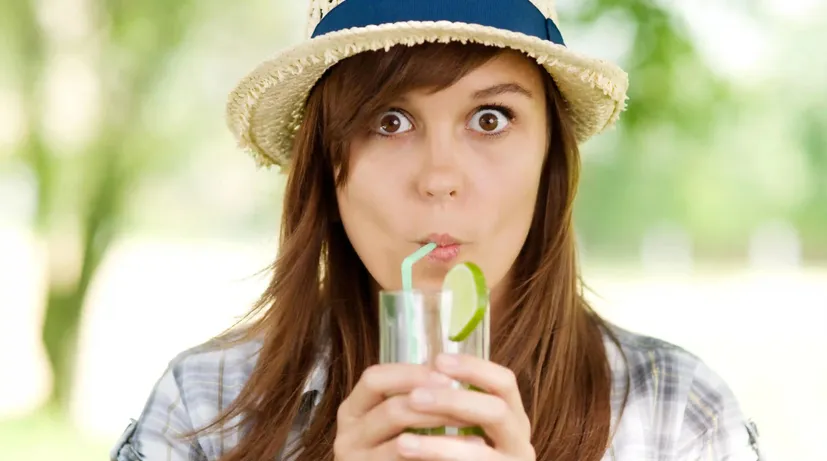 žena pije letní drink