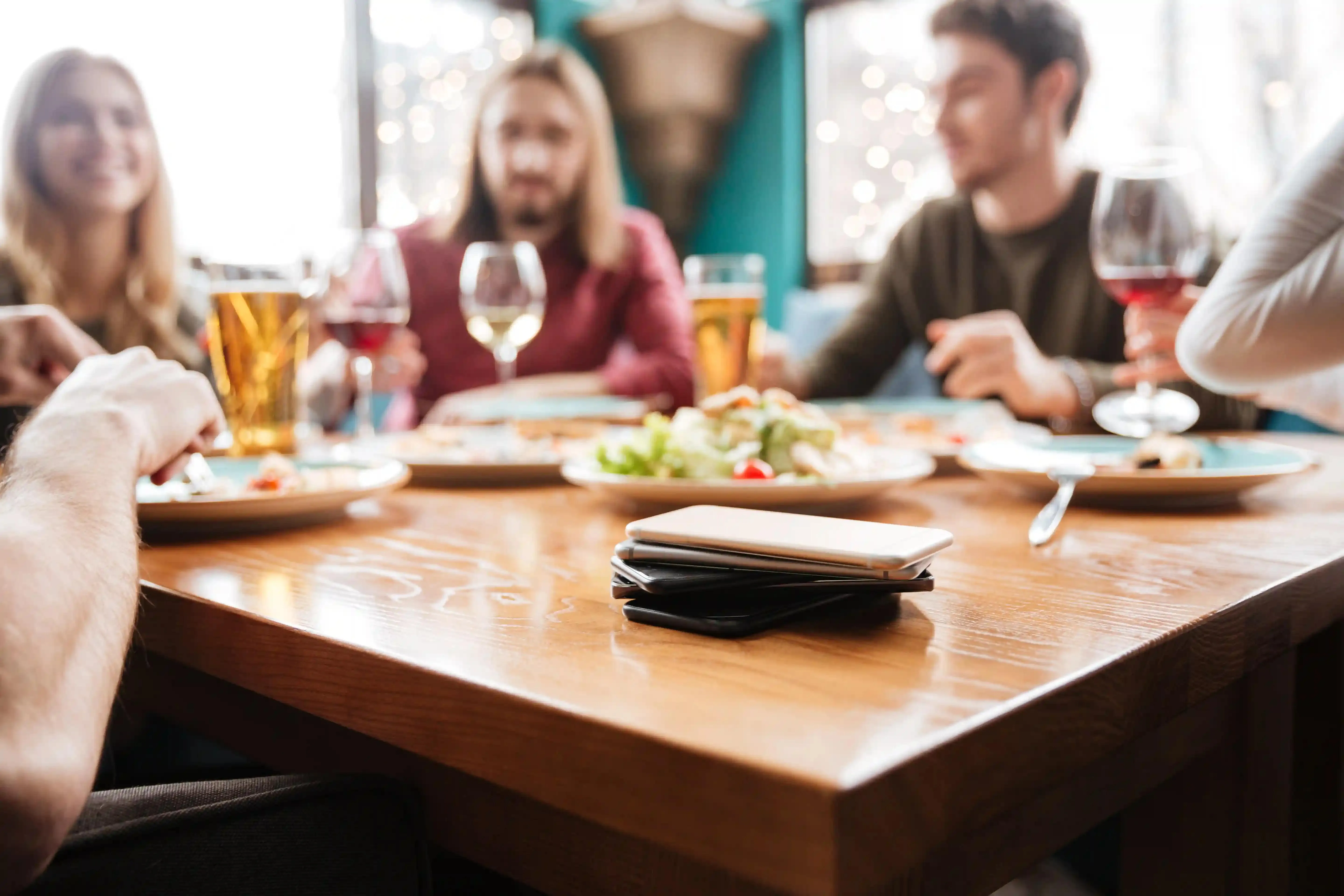 přátelé na obědě v restauraci