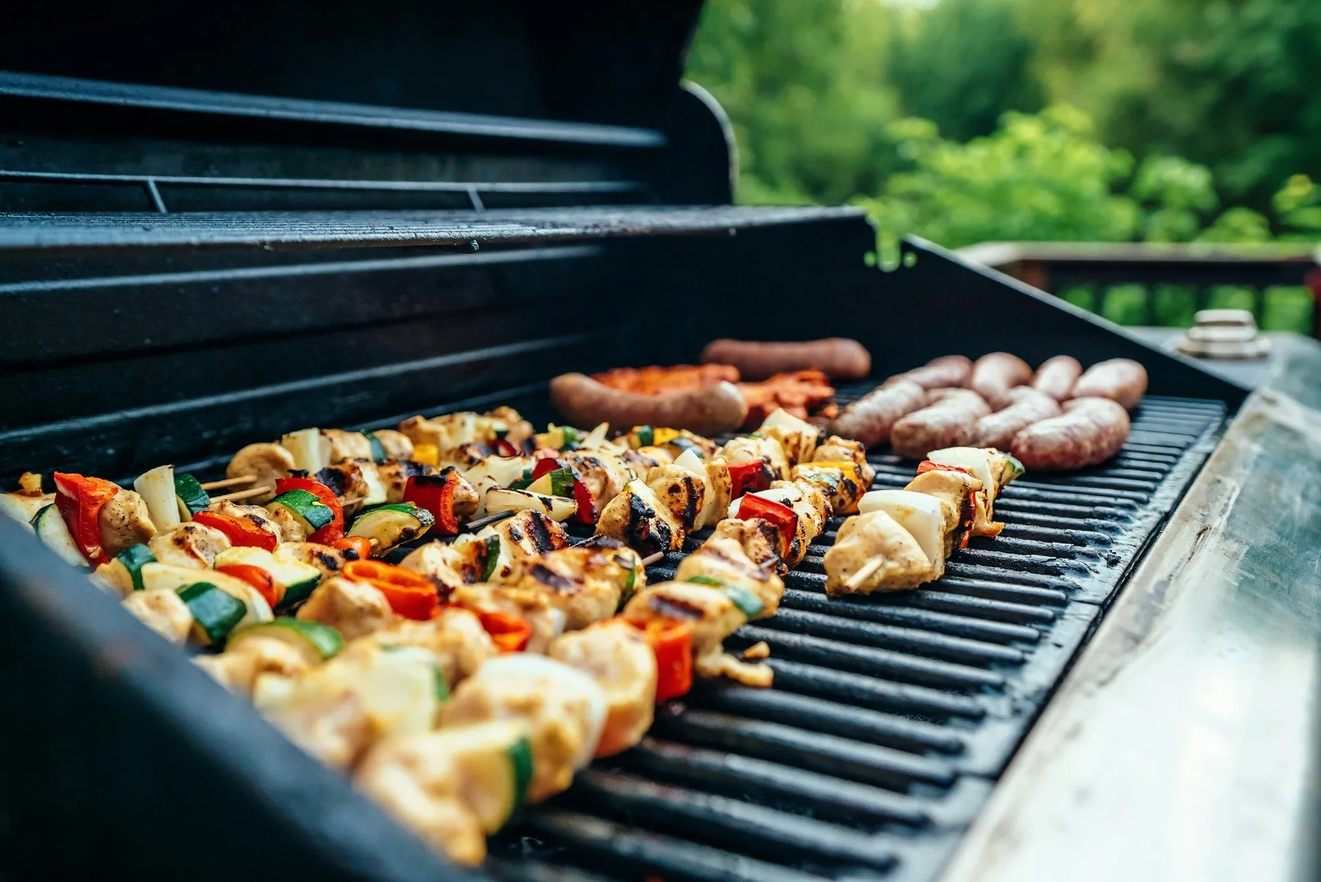 grilování, špízy na grilu na zahradě