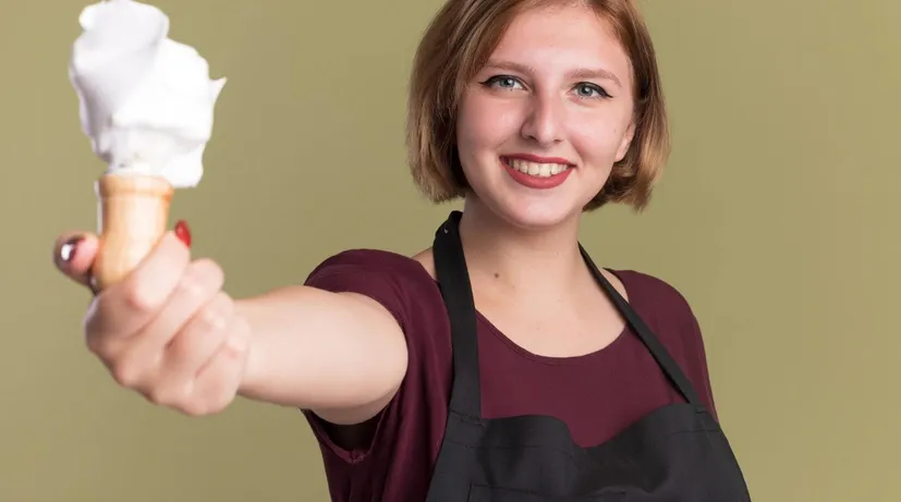 dívka podává zmrzlinu