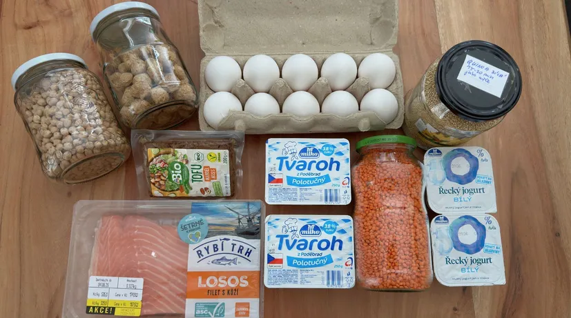 vyskládaný nákup, všude jsou bílkoviny, ryba, tvarohy, řecké jogurty, luštěniny, vejce