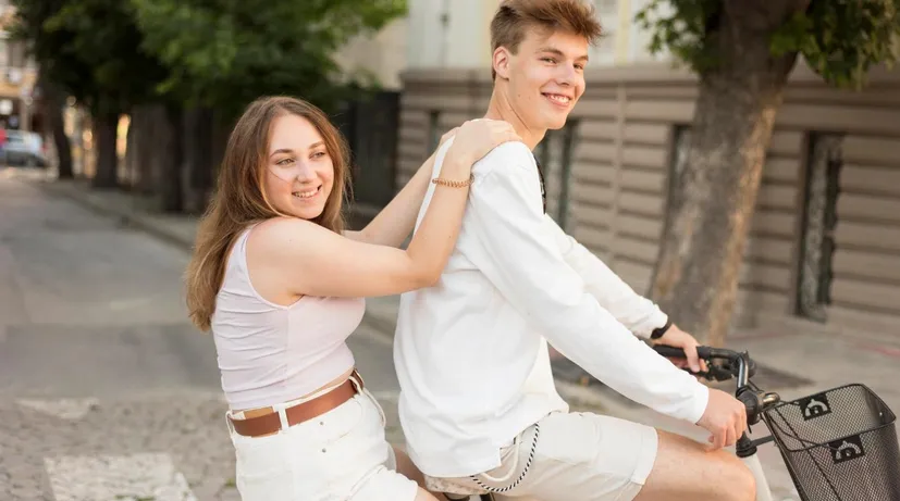 mladý pár jede společně na kole ve městě