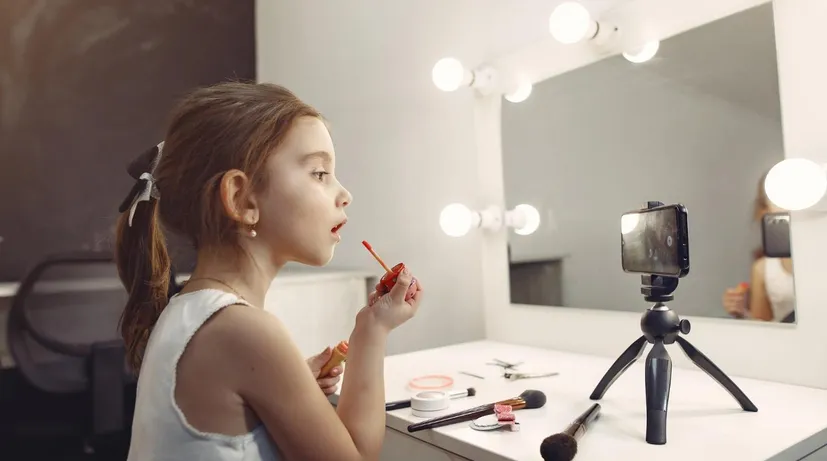 sephora kids znázorněný fenomén na fotce se malá holčička líčí a streamuje to