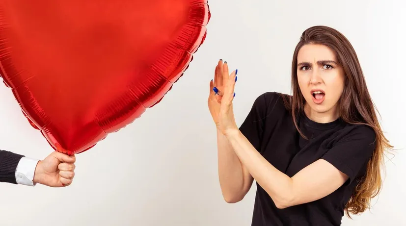 žena pod tíhou dárečků od muže