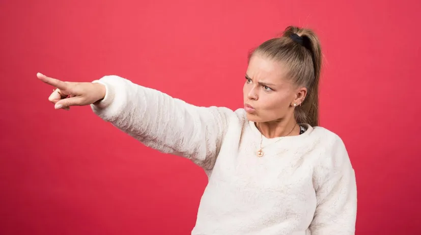 žena, která si nechce něco připustit a ukazuje na jiné