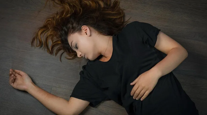 opilá dívka leží na zemi