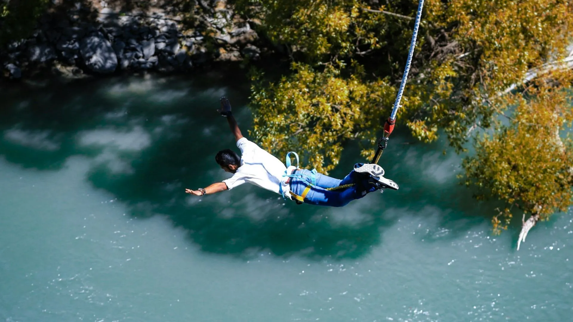 muž, která právě skočil bungee jumping