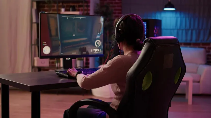 žena hraje hru na pc