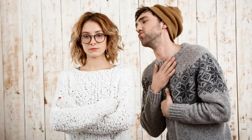pár, dívka je naštvaná, muž se chce tulit