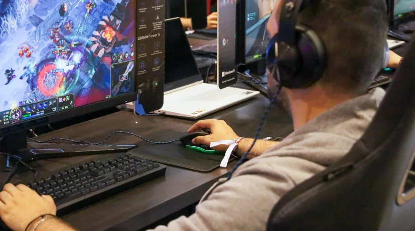 muž hraje online hru na PC