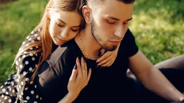 mladý pár, dívka objímá chlapce, pohádali se