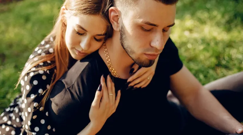 mladý pár, dívka objímá chlapce, pohádali se