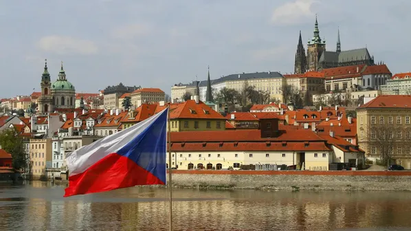 pohled na Pražský hrad, v popředí česká vlajka